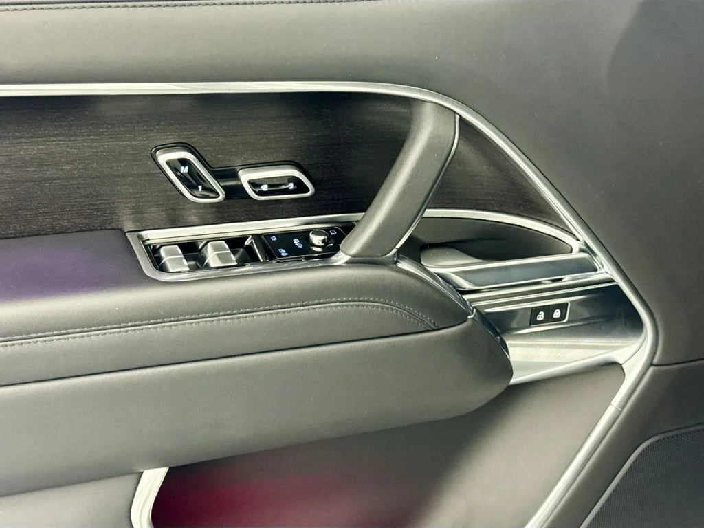 Used 2023 White Land Rover Autobiography image 18
