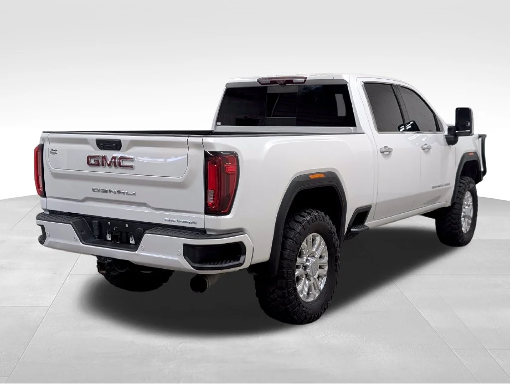 Used 2022 White Frost Tricoat GMC Denali image 23