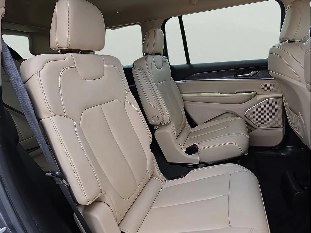 Used 2021  Jeep Limited image 10