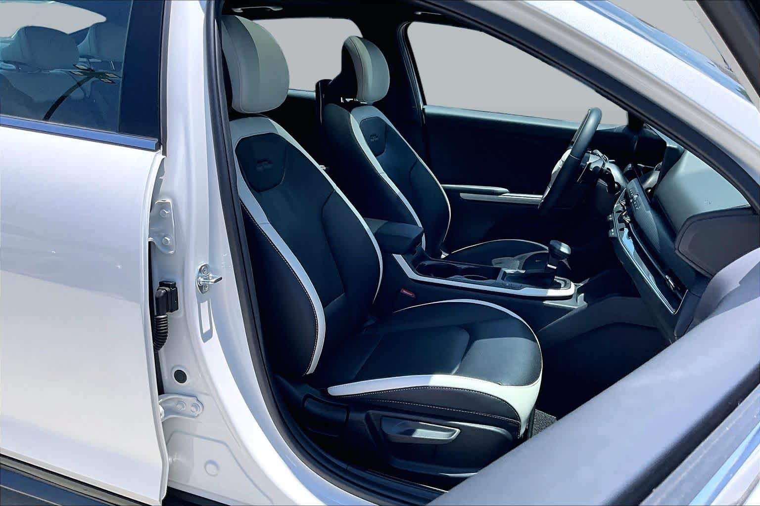 Used 2025 Snow White Pearl Kia GT-Line image 9