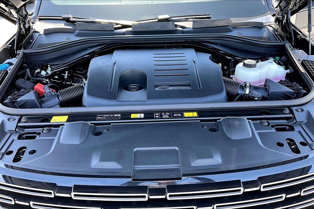 New 2026 Santorini Black LAND ROVER SE 7 Seats image 13