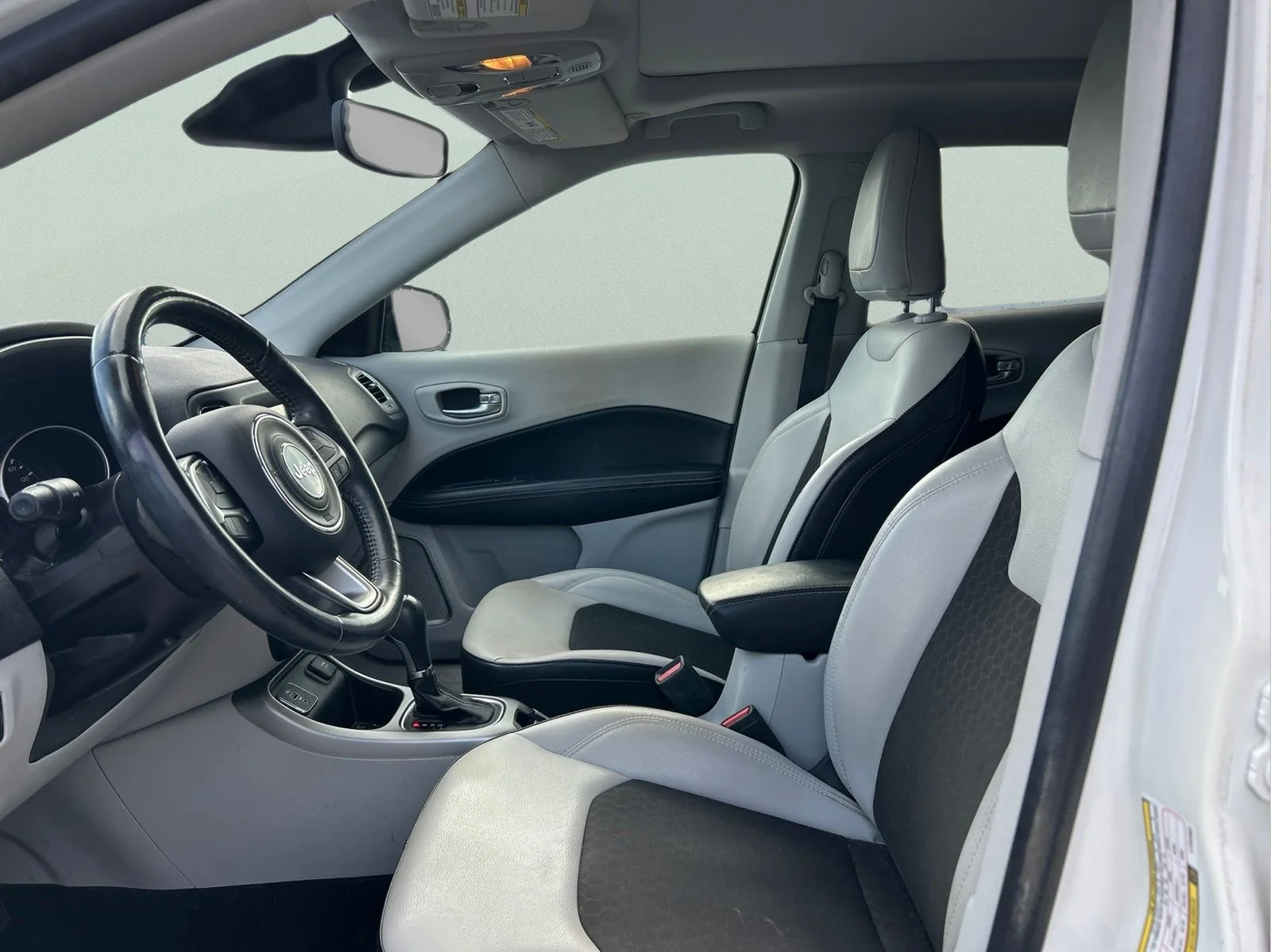 Used 2020 White Clearcoat Jeep Latitude image 9