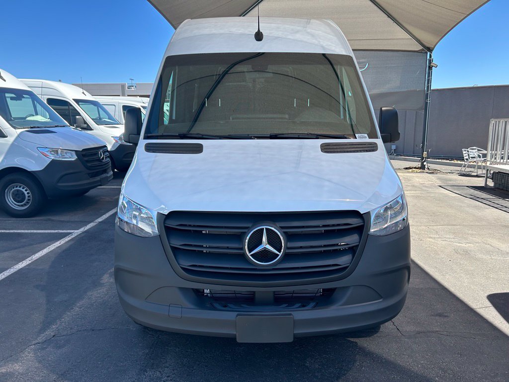 Used 2023  Mercedes-Benz Cargo 144 WB image 2