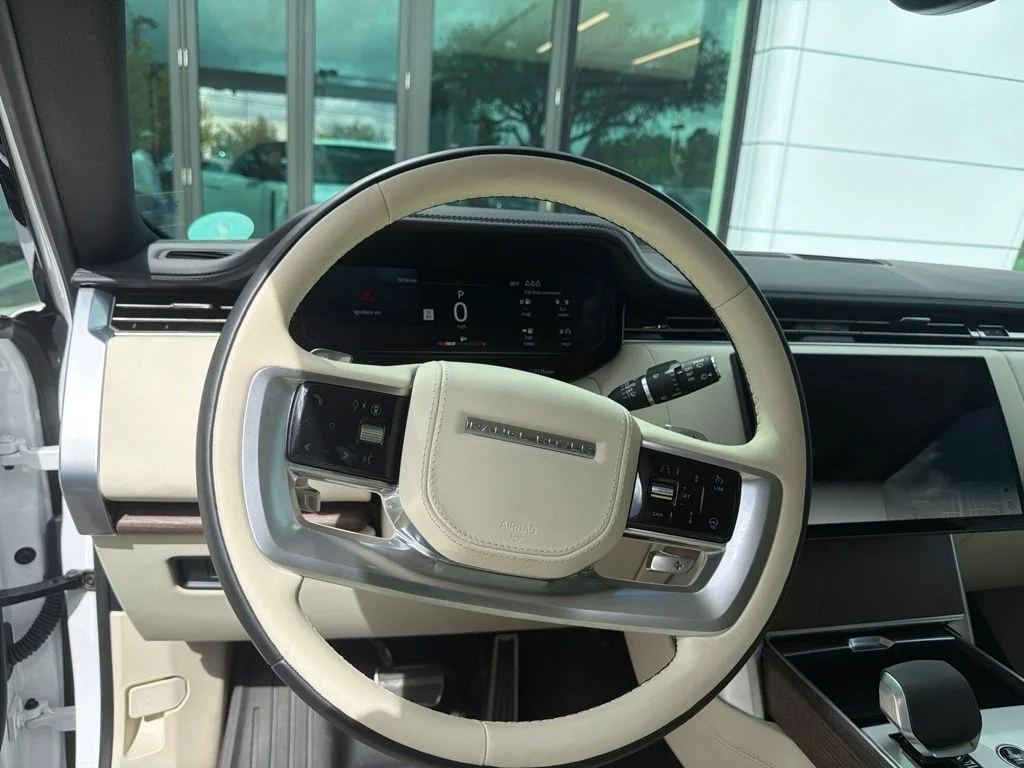 Used 2025  Land Rover SE image 4