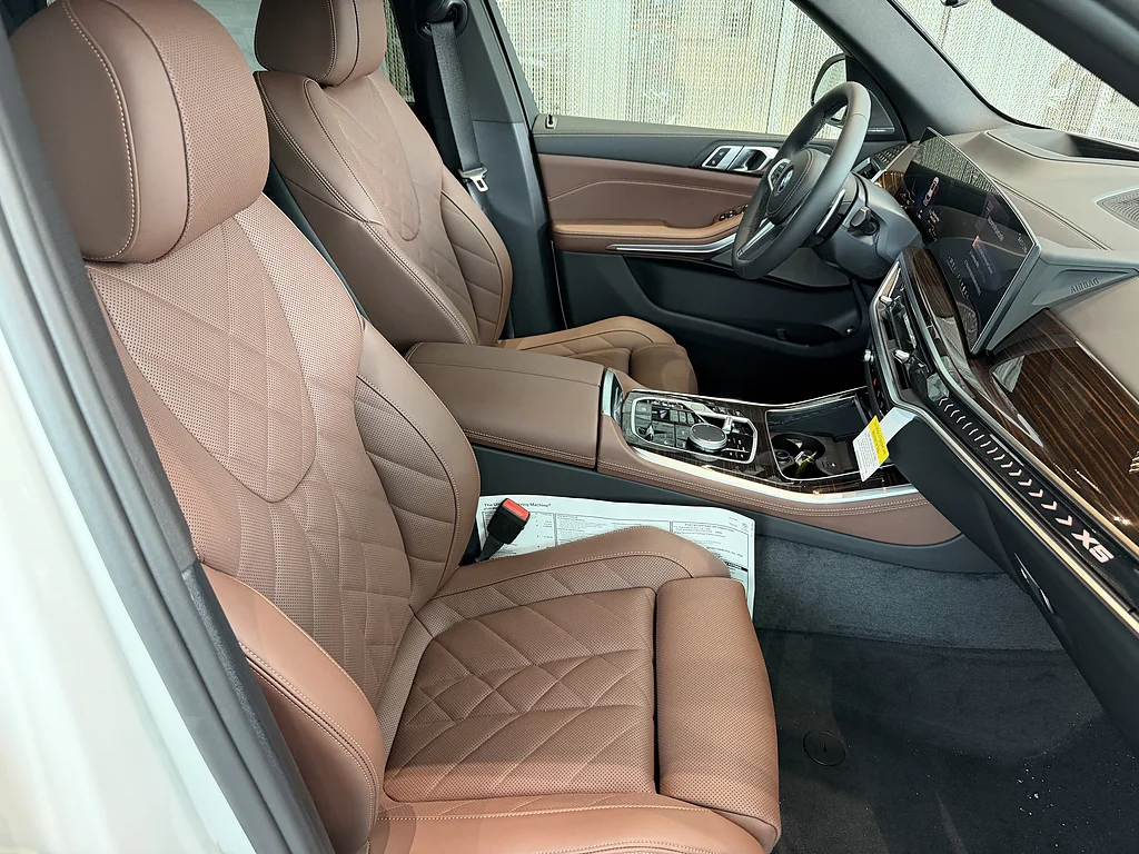 New 2026 Mineral White Metallic BMW xDrive50e image 14