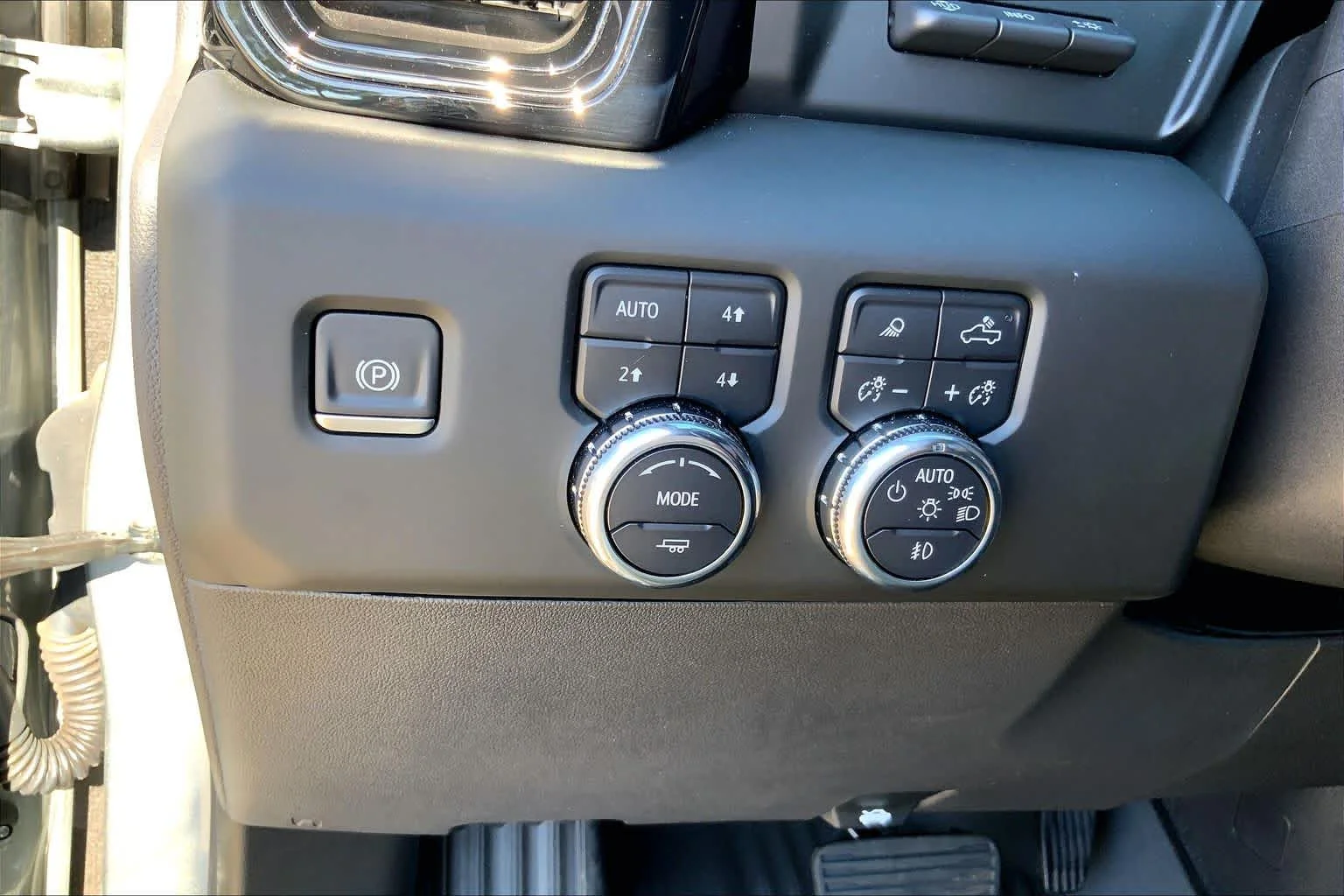 Used 2025 Sterling Metallic GMC AT4 image 33