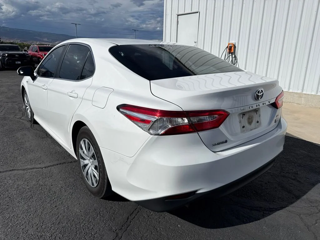 Used 2018 Super White Toyota LE image 5