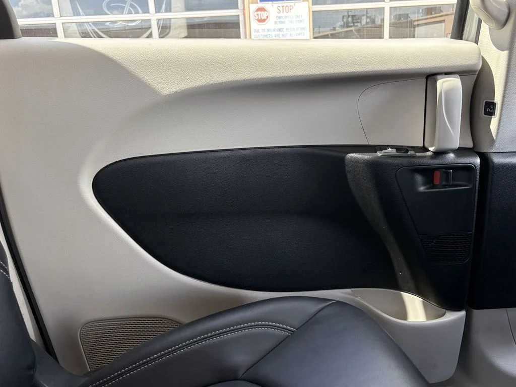 Used 2024 Bright White Clearcoat Chrysler Select image 23