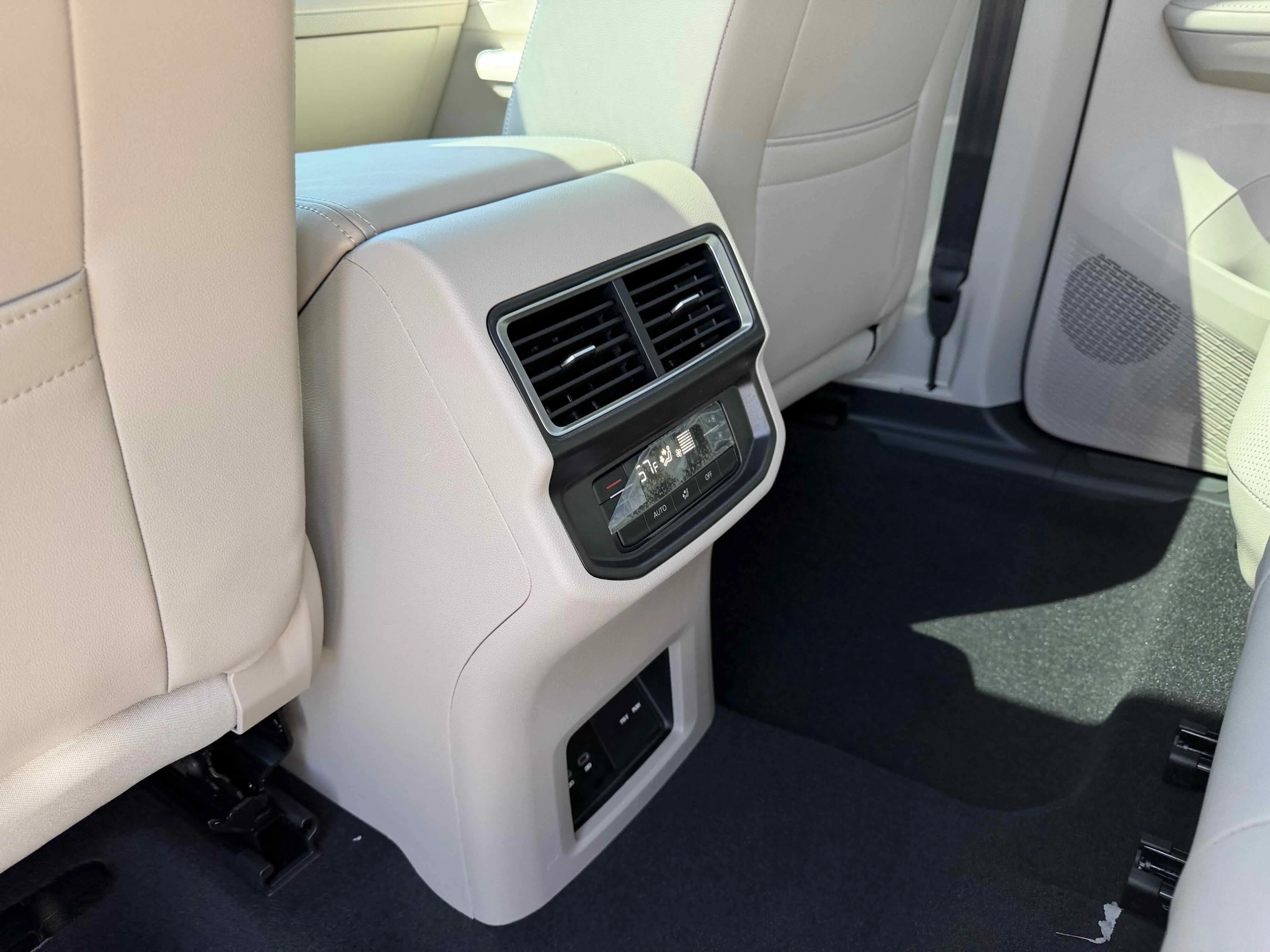New 2026 Green Volkswagen 2.0T SE w/Technology image 27