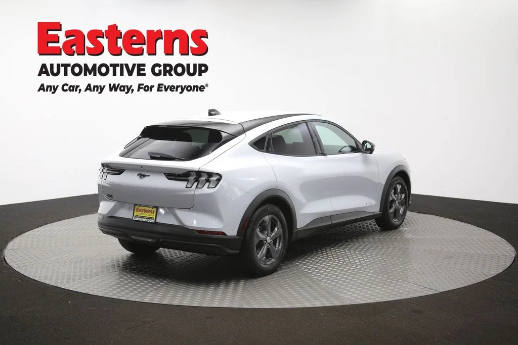 Used 2023 White Ford Select image 38