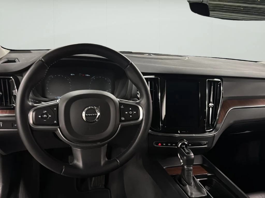 Used 2019 Black Volvo T6 Momentum image 20