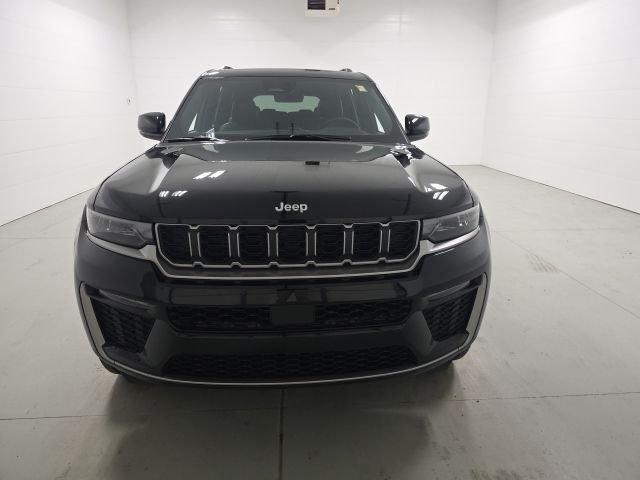 New 2026 Diamond Black Crystal Pearl-Coat Exterior Paint Jeep Limited image 2