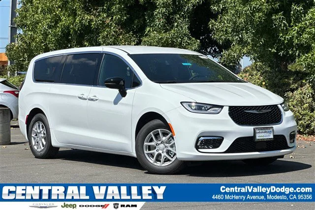 2026 Chrysler Pacifica Select's photo