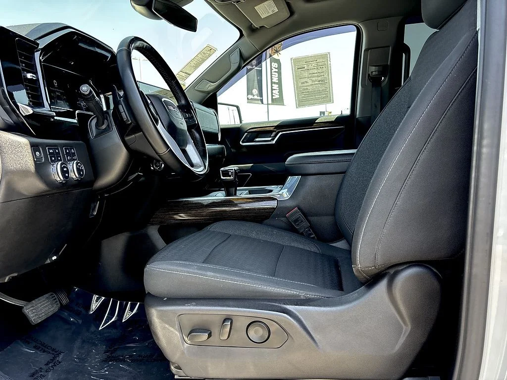 Used 2024 White GMC Elevation image 13