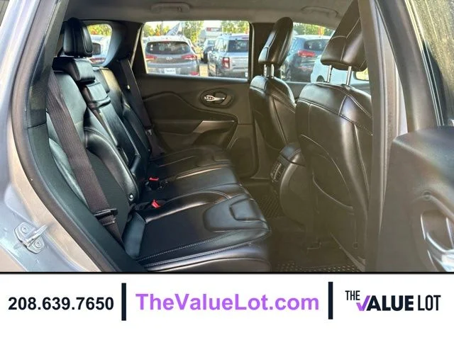Used 2019 Silver Jeep Latitude Plus image 17