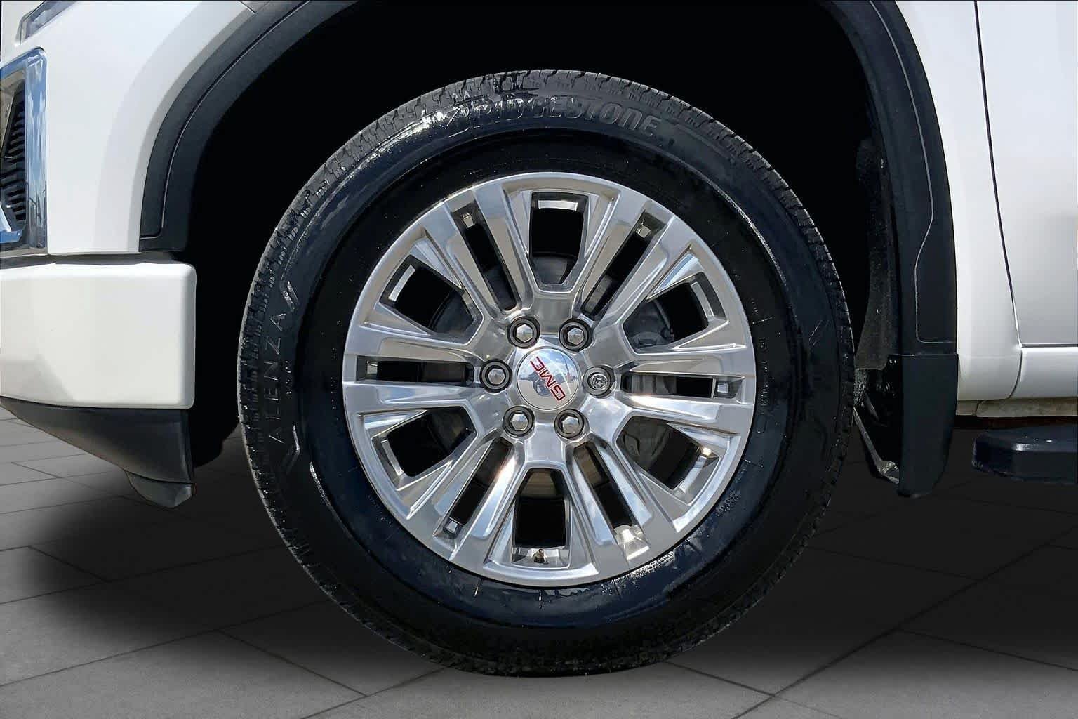 Used 2021 White Frost Tricoat GMC Denali image 11