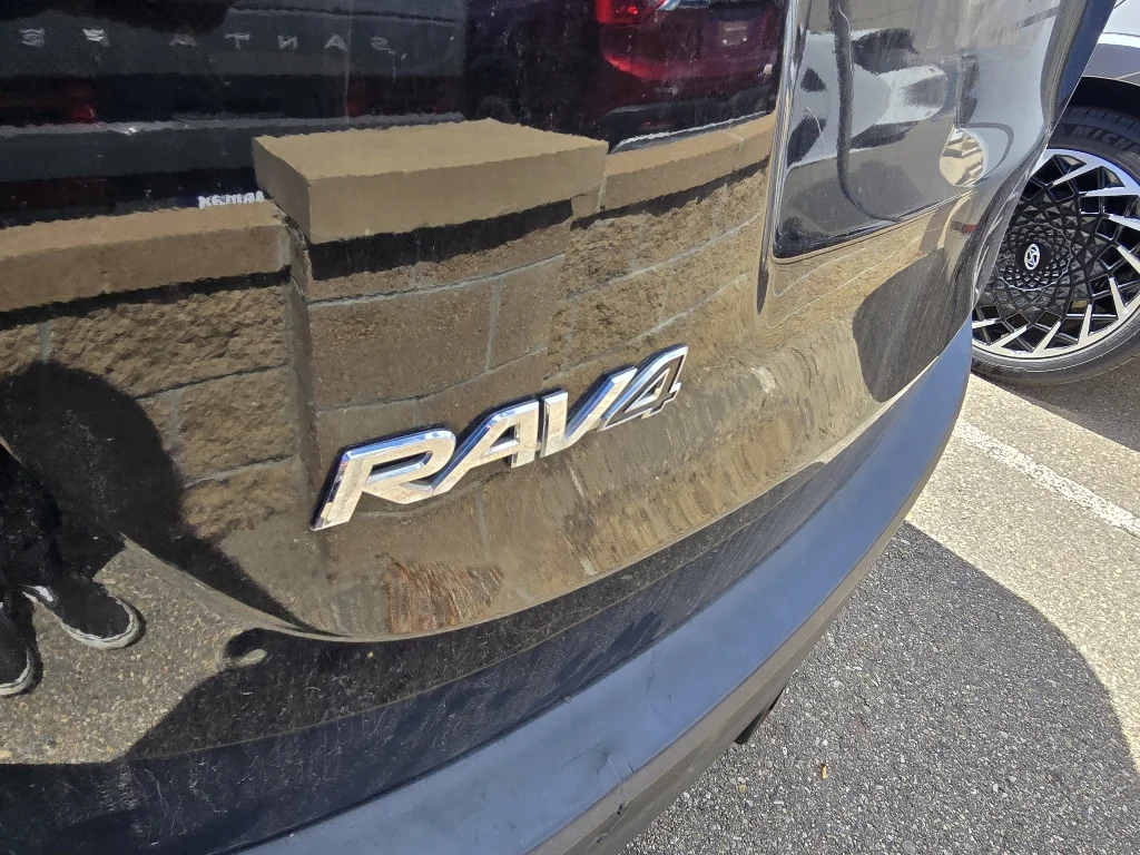 Used 2015 Black Toyota XLE image 11