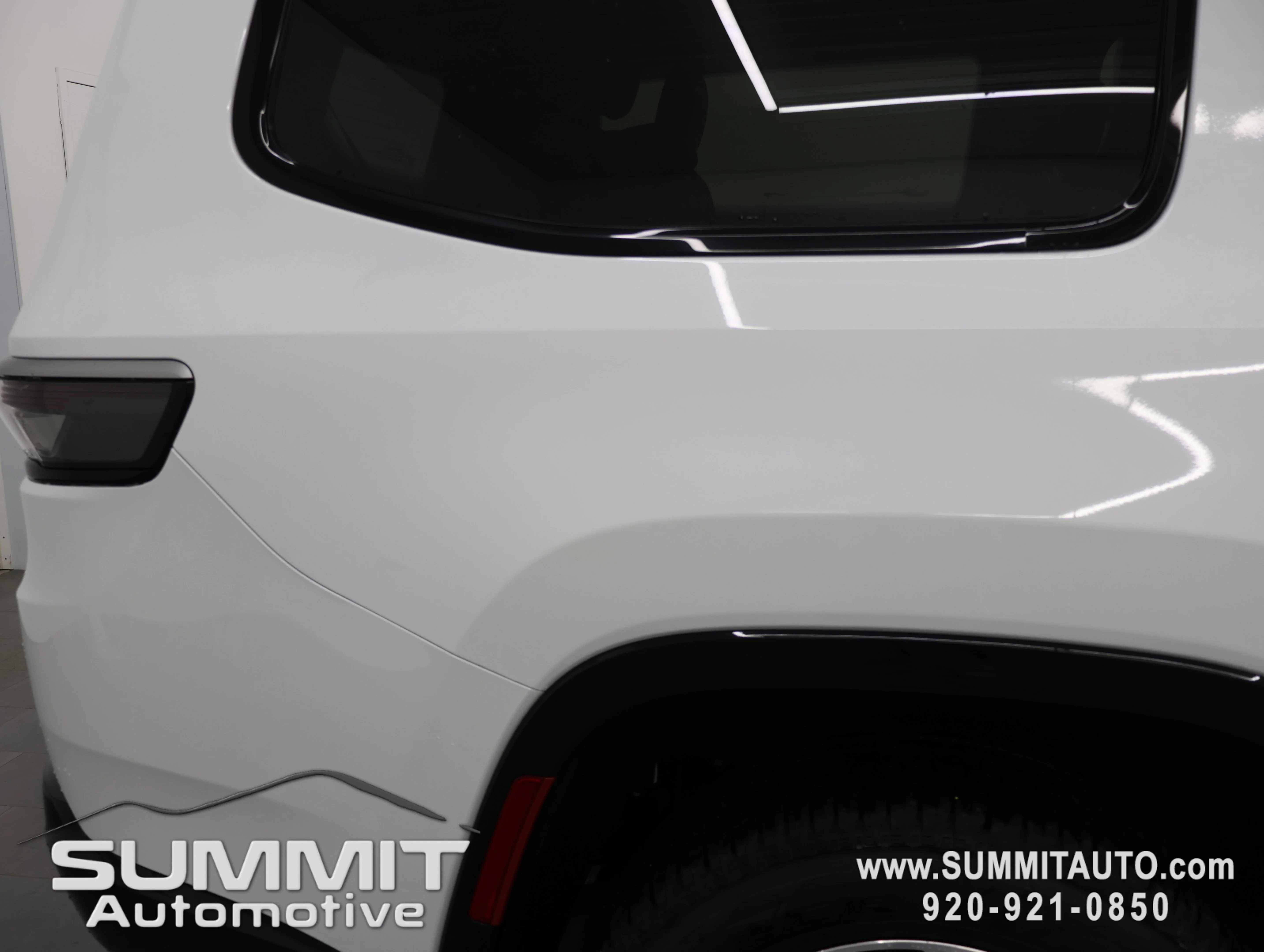 New 2026 Bright White Clear-Coat Exterior Paint Jeep  image 25