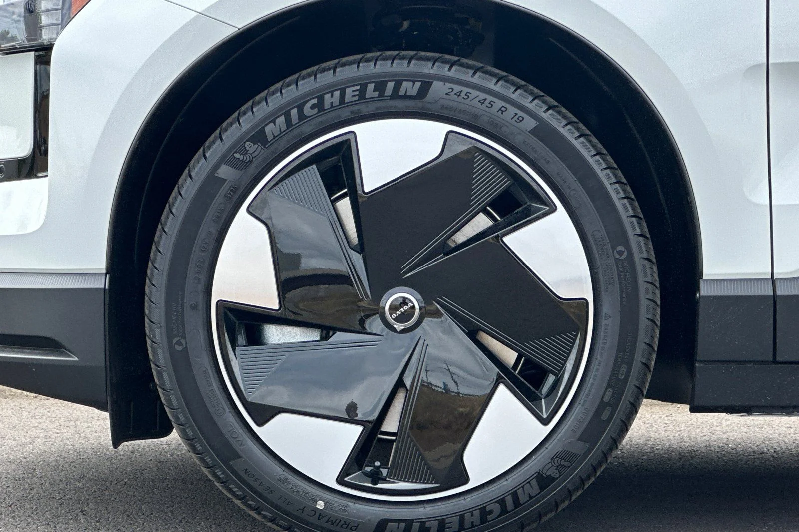 New 2026 Crystal White Volvo Plus image 23