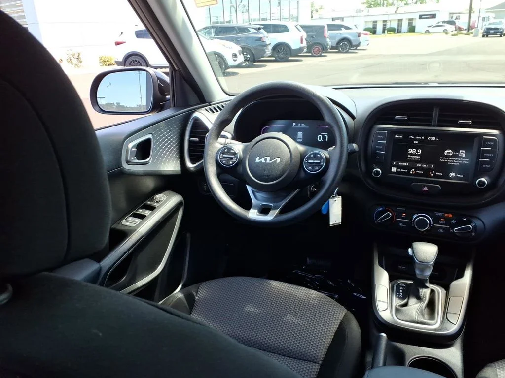2024 Kia Soul LX - Photo 13