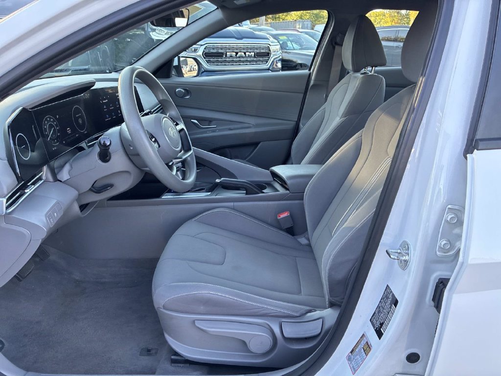 Used 2024 White Hyundai SEL image 19