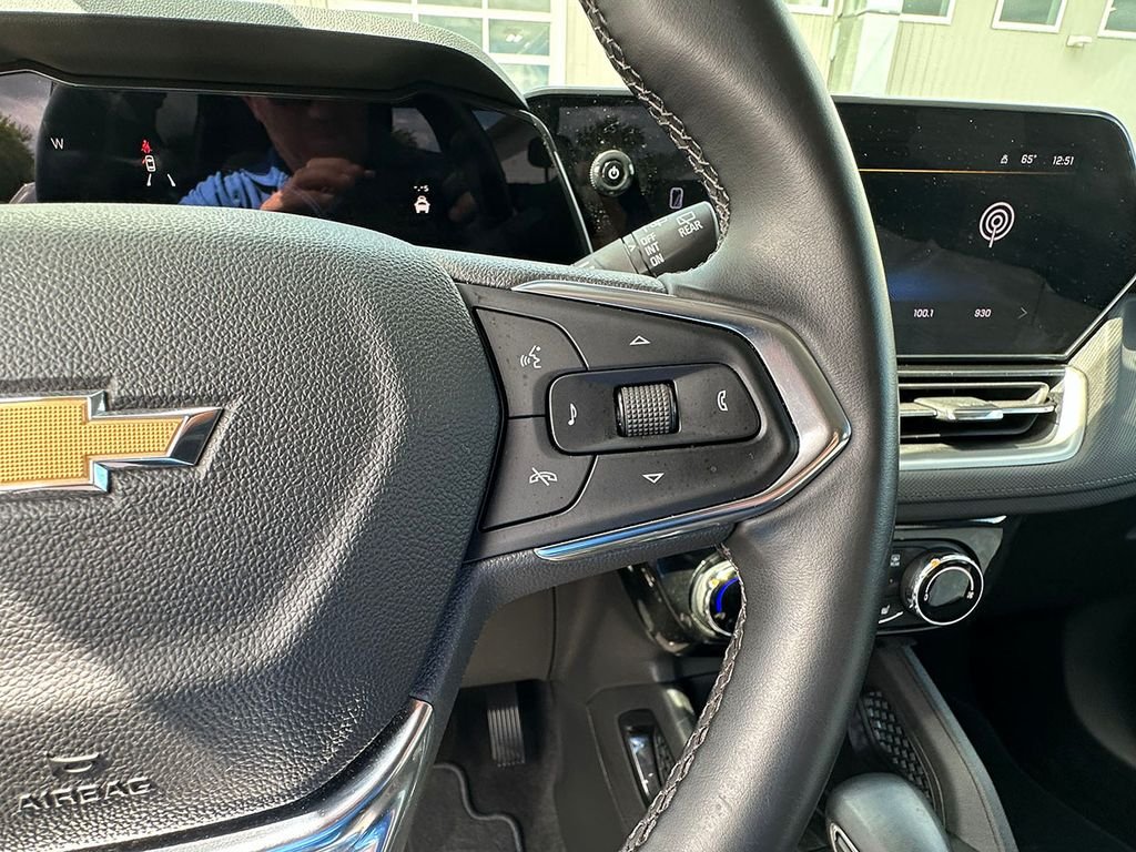 Used 2025 White Chevrolet LT image 33