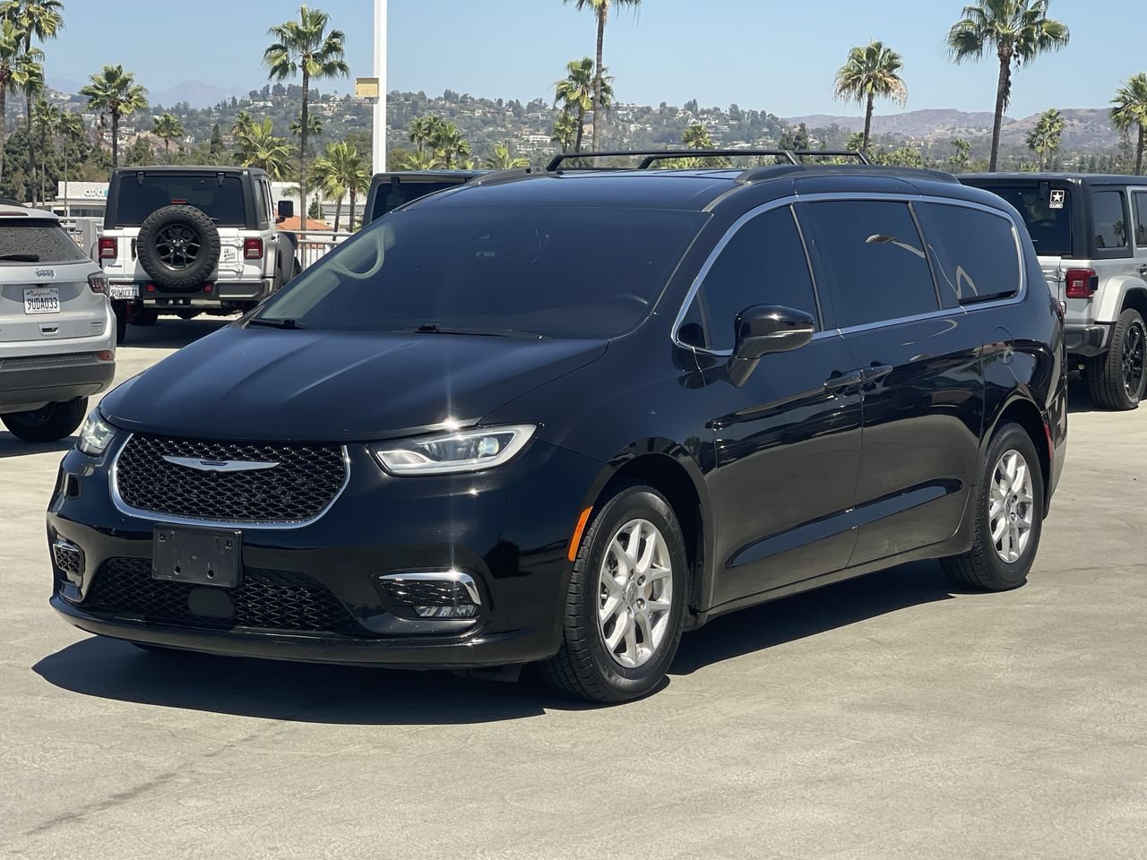 Used 2022 Brilliant Black Crystal Pearlcoat Chrysler Touring L image 2