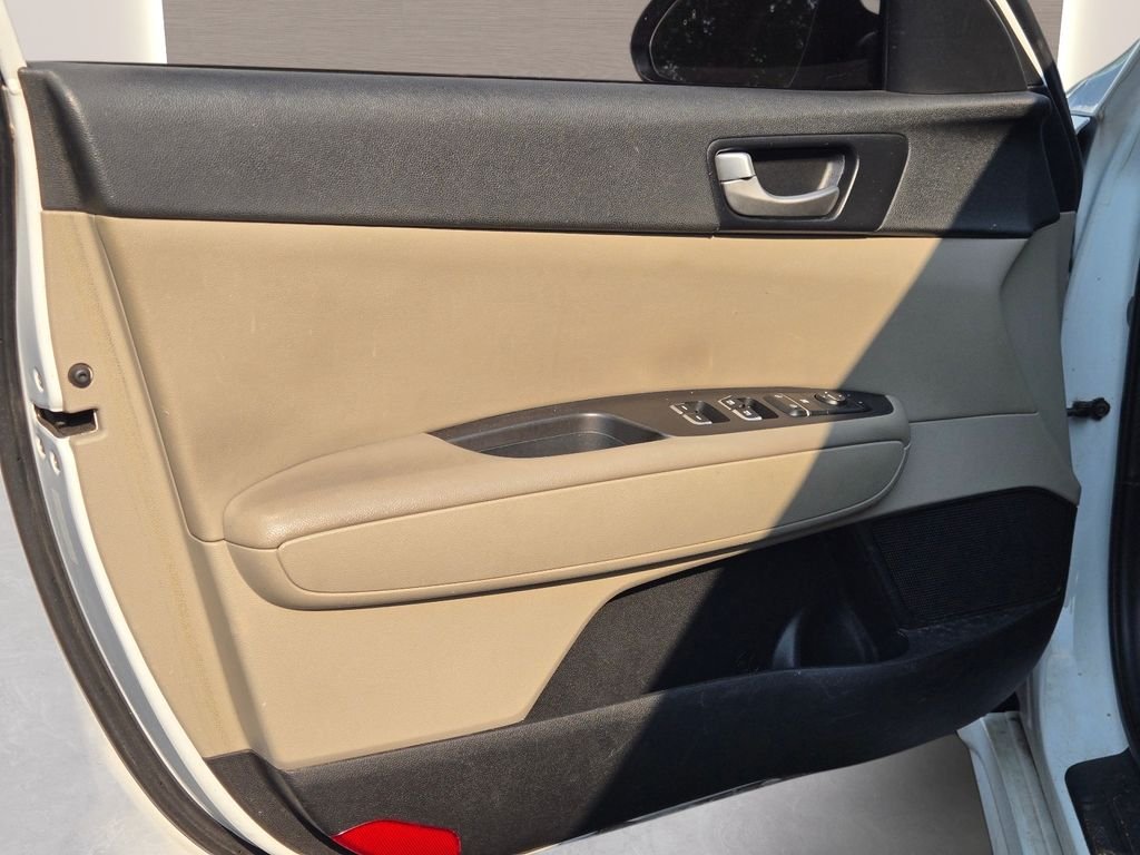 Used 2018 White Kia LX image 18