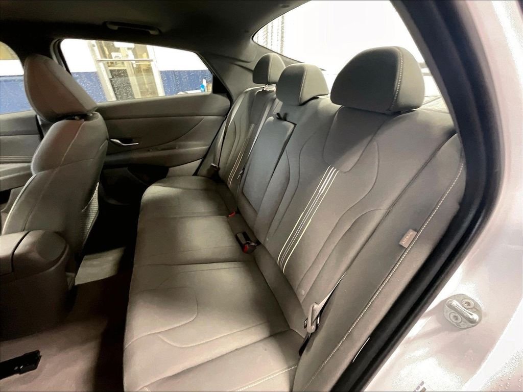 Used 2025 White Hyundai SEL Convenience image 15