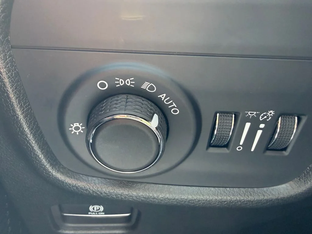 Used 2025  Jeep Altitude X image 20