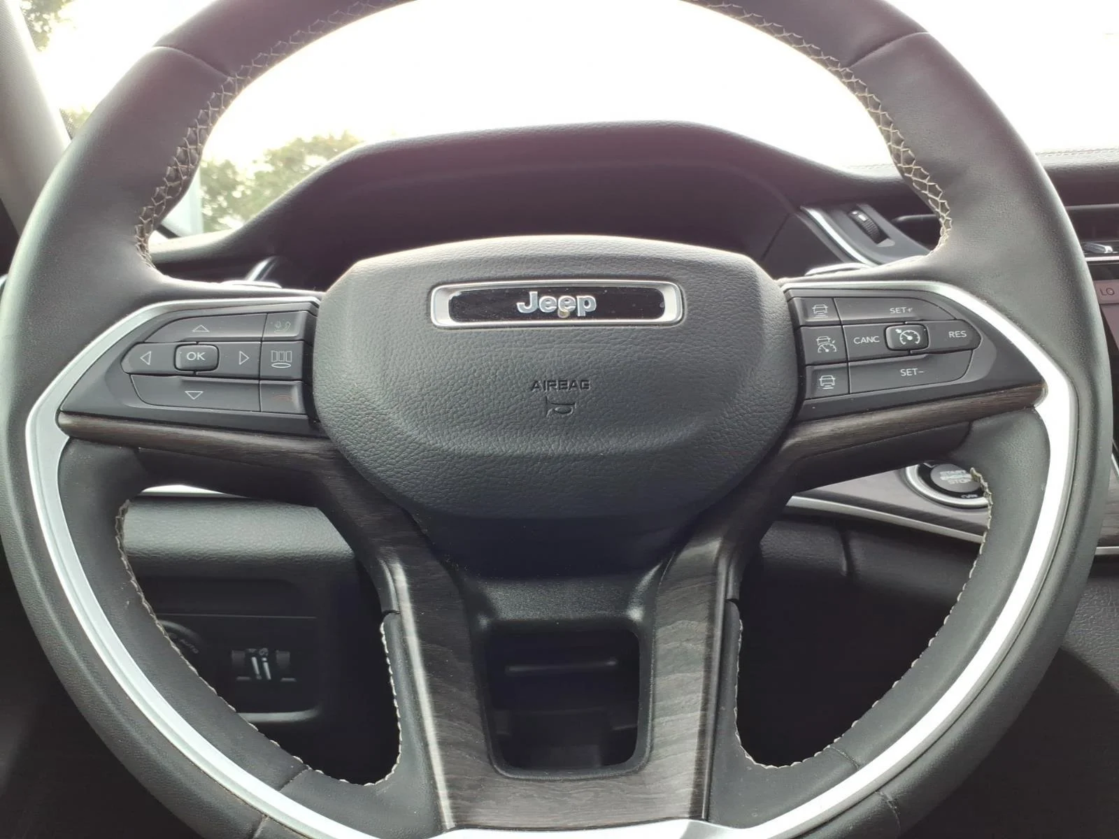 Used 2023 Midnight Sky Jeep Limited image 25
