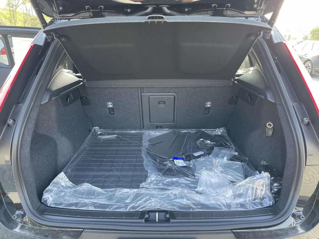 New 2026 Onyx Black Volvo Ultra Black Edition image 31