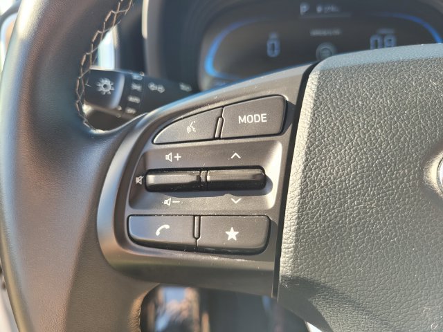 Used 2025 White Hyundai SEL image 28
