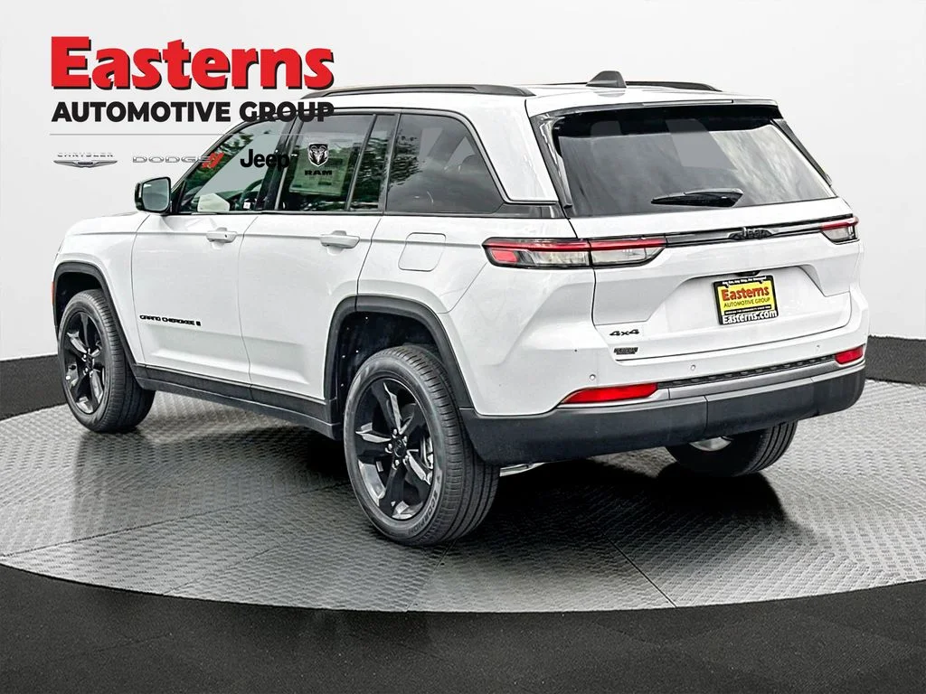 New 2026 Bright White Clear-Coat Exterior Paint Jeep Limited image 9
