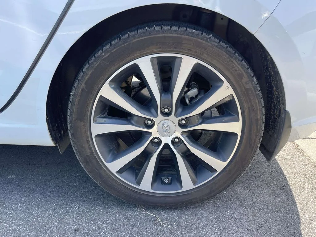Used 2020 Ceramic White Hyundai Base image 5