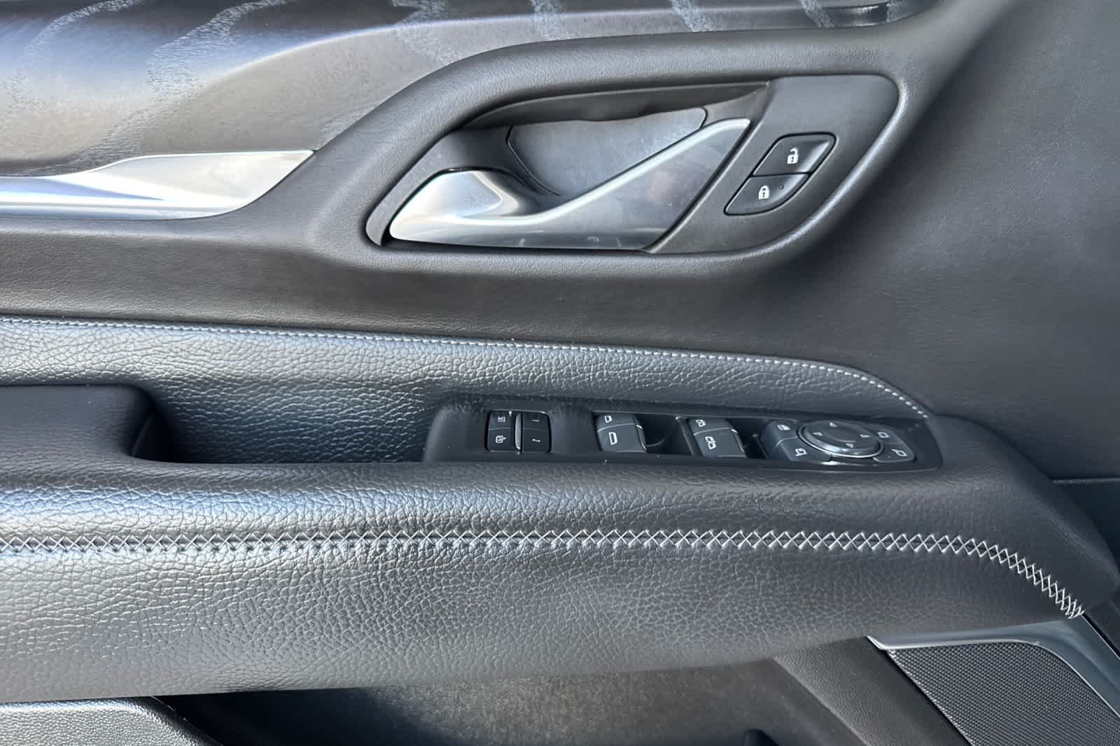 Used 2022 White Frost Tricoat GMC Denali image 12