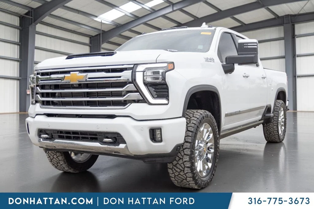 Used 2025 White Chevrolet High Country image 1