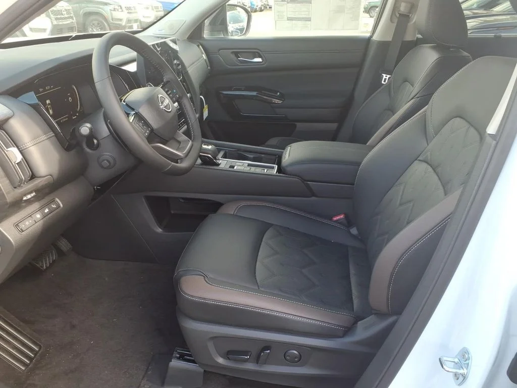 New 2026 Everest White Pearl TriCoat Nissan Platinum image 7