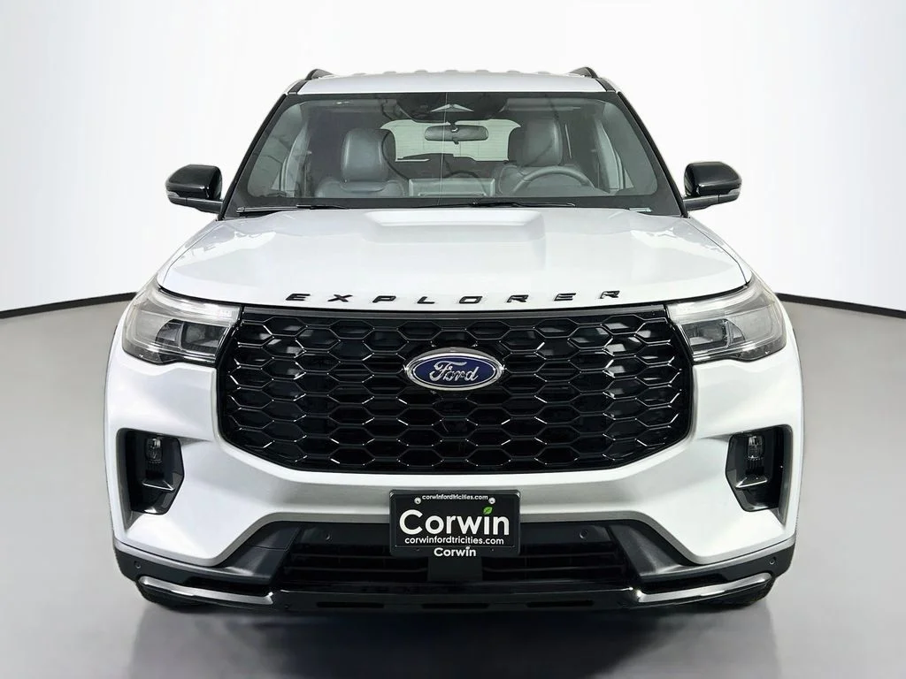 New 2026 Space White Metallic Ford ST-Line image 4
