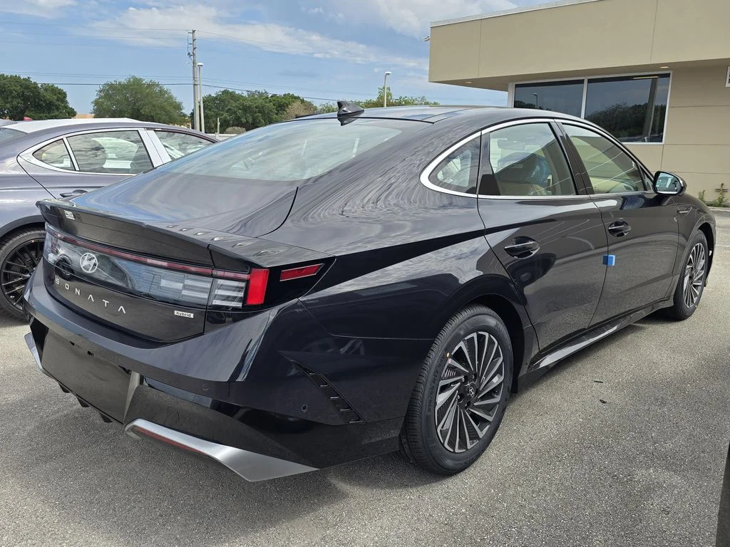 Used 2025 Blue Hyundai SEL image 3
