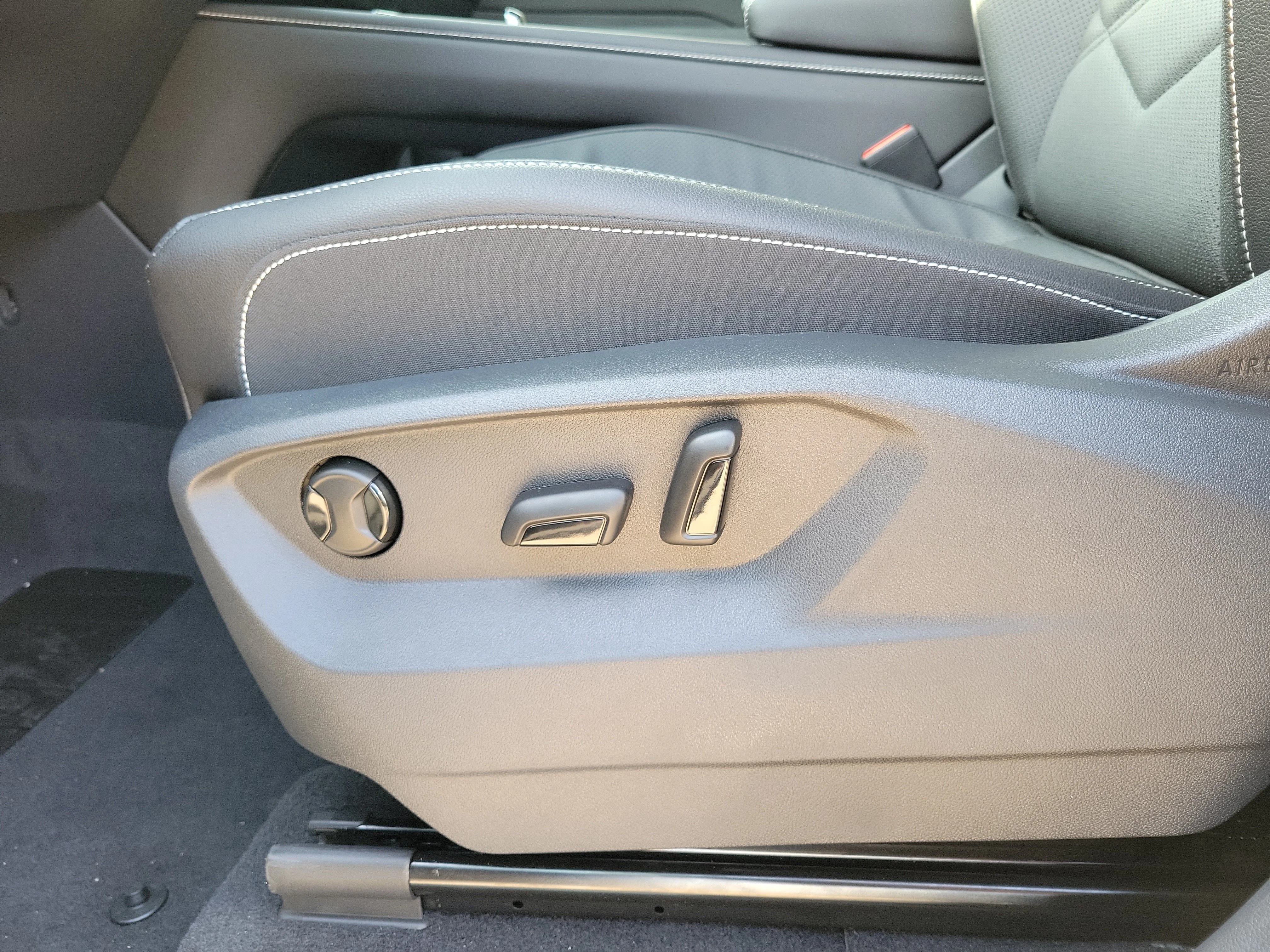 New 2026 White Volkswagen 2.0T SE w/Technology image 17
