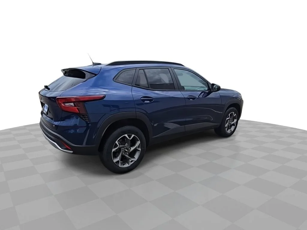 2024 Chevrolet Trax LT - Photo 8