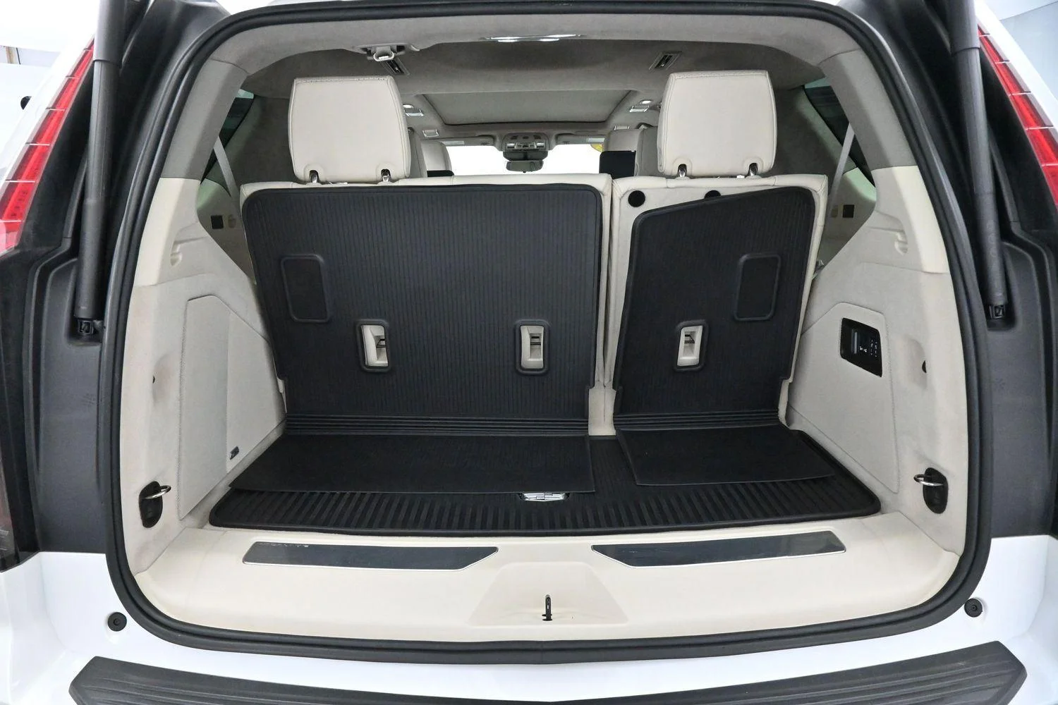 Used 2024 Crystal White Tricoat Cadillac Sport Platinum image 9