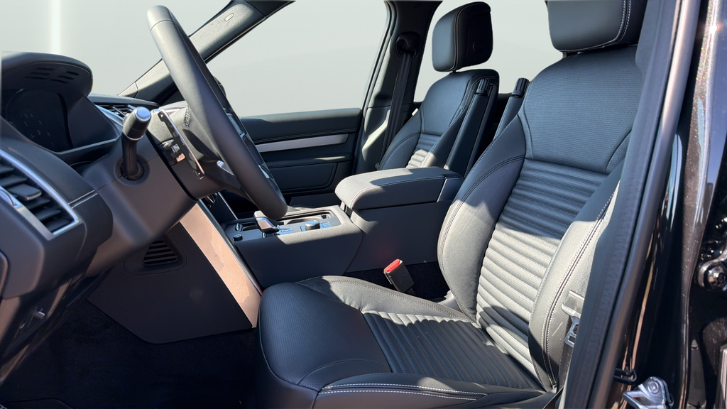 New 2026 Santorini Black Land Rover Dynamic SE image 17