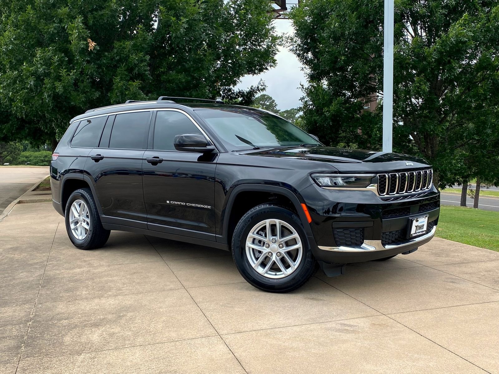 2023 Jeep Grand Cherokee L Laredo 4x4's photo