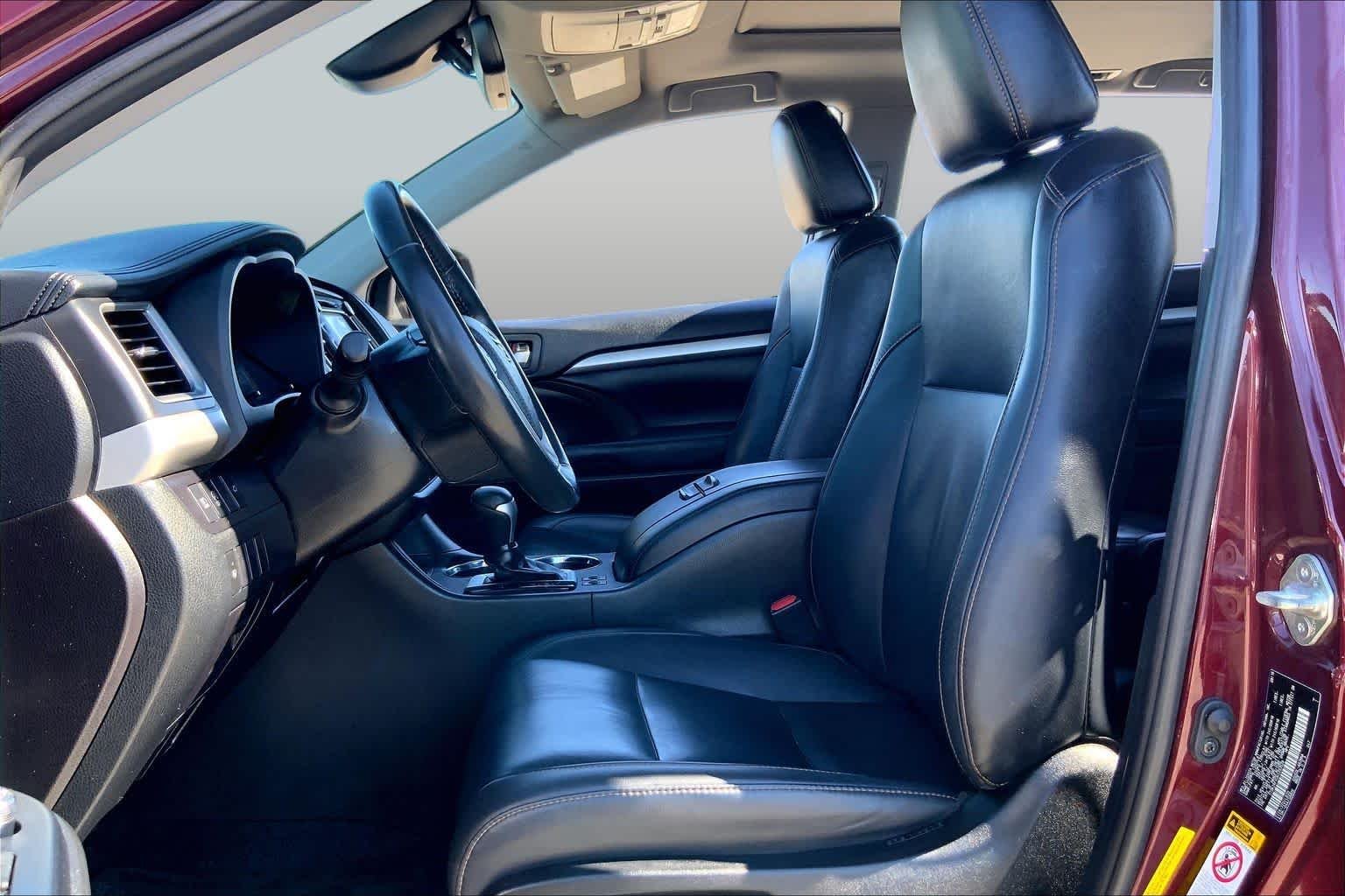 Used 2019 Ooh La La Rouge Mica Toyota XLE image 8