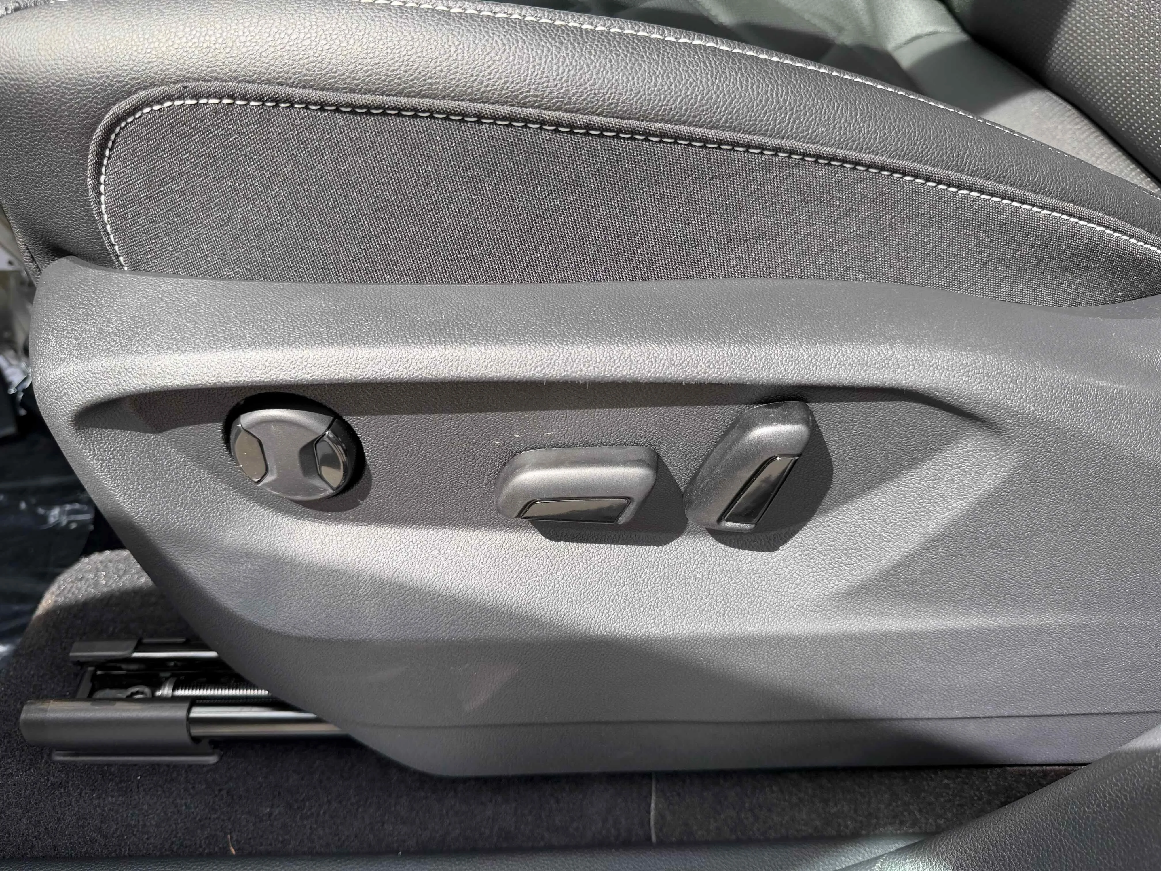 New 2026 Silver Mist Volkswagen 2.0T SE w/Technology image 14
