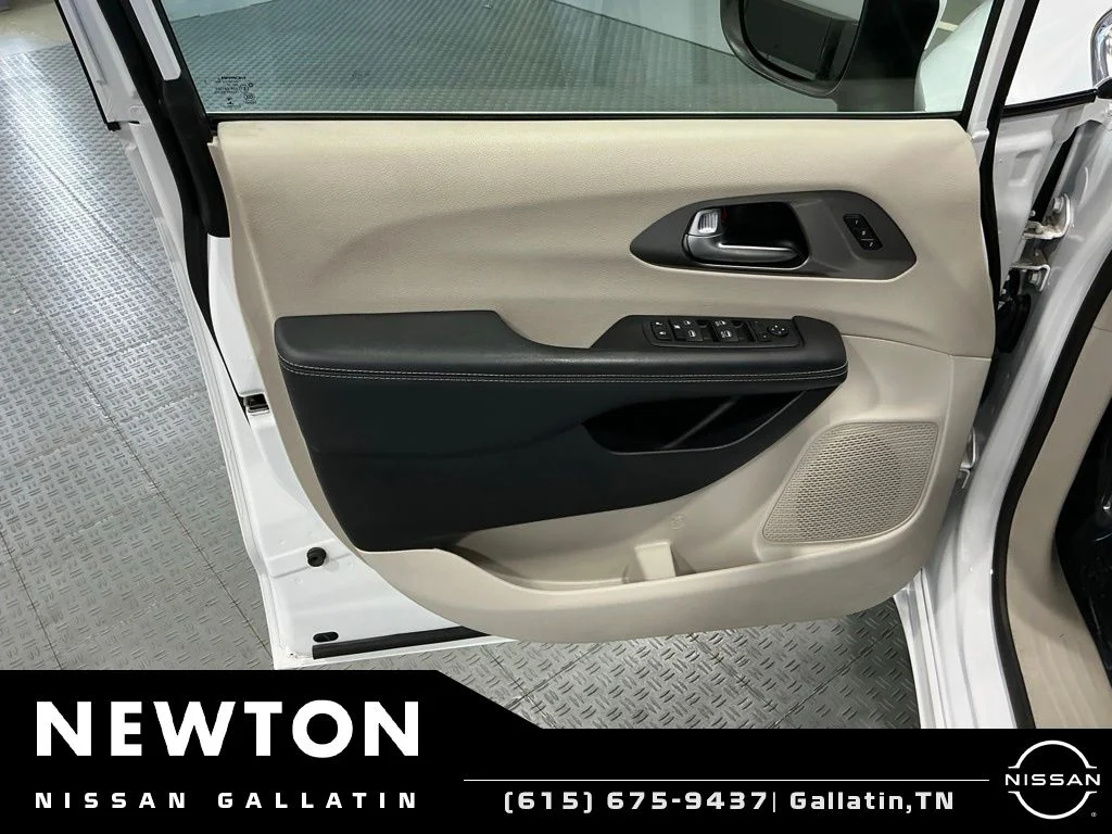 Used 2023 Bright White Clearcoat Chrysler Touring L image 40