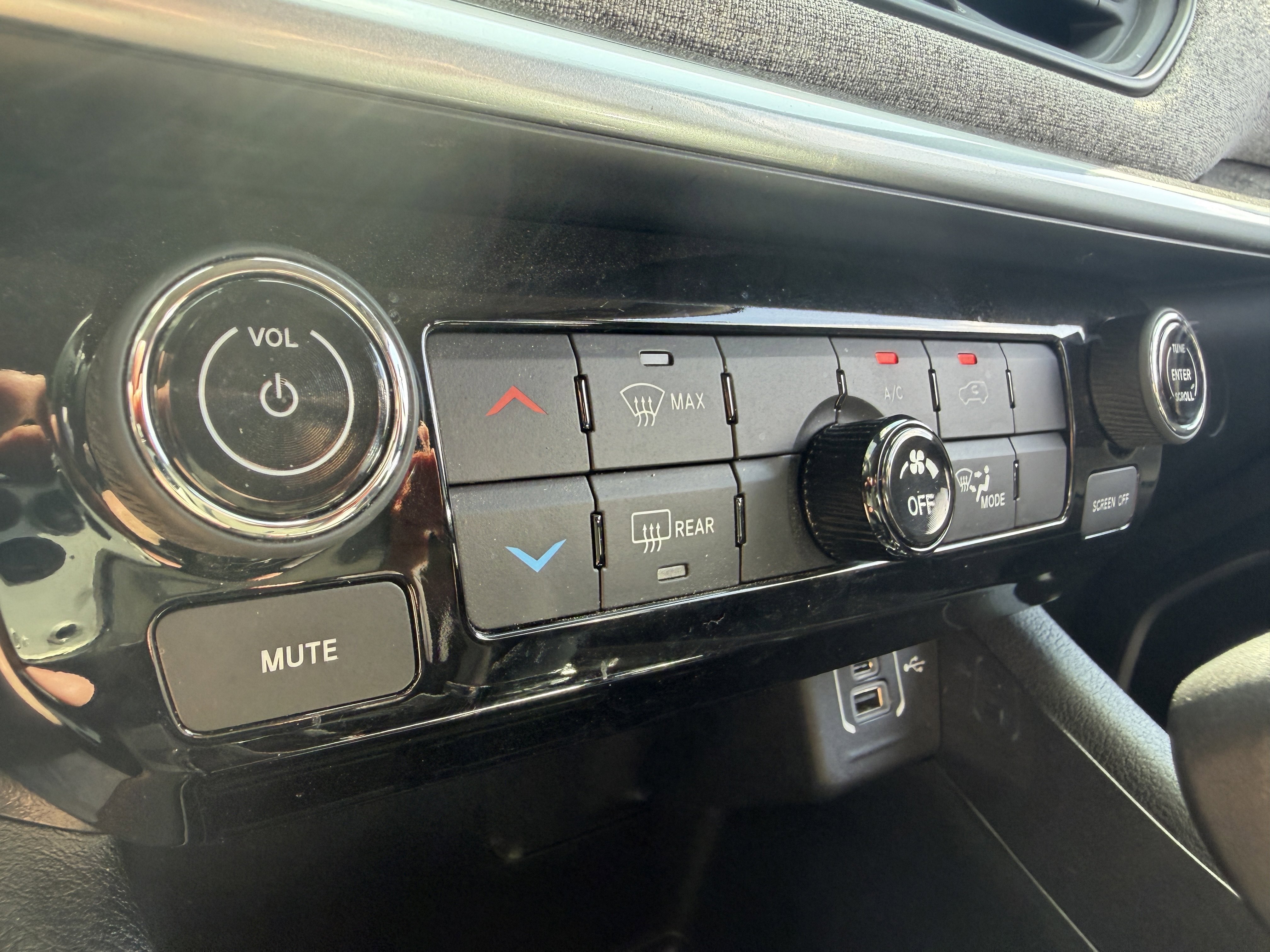 Used 2022 Velvet Red Pearlcoat Jeep Latitude Lux image 36