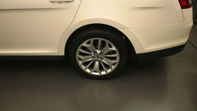 Used 2018 White Platinum Clearcoat Metallic Ford Limited image 9